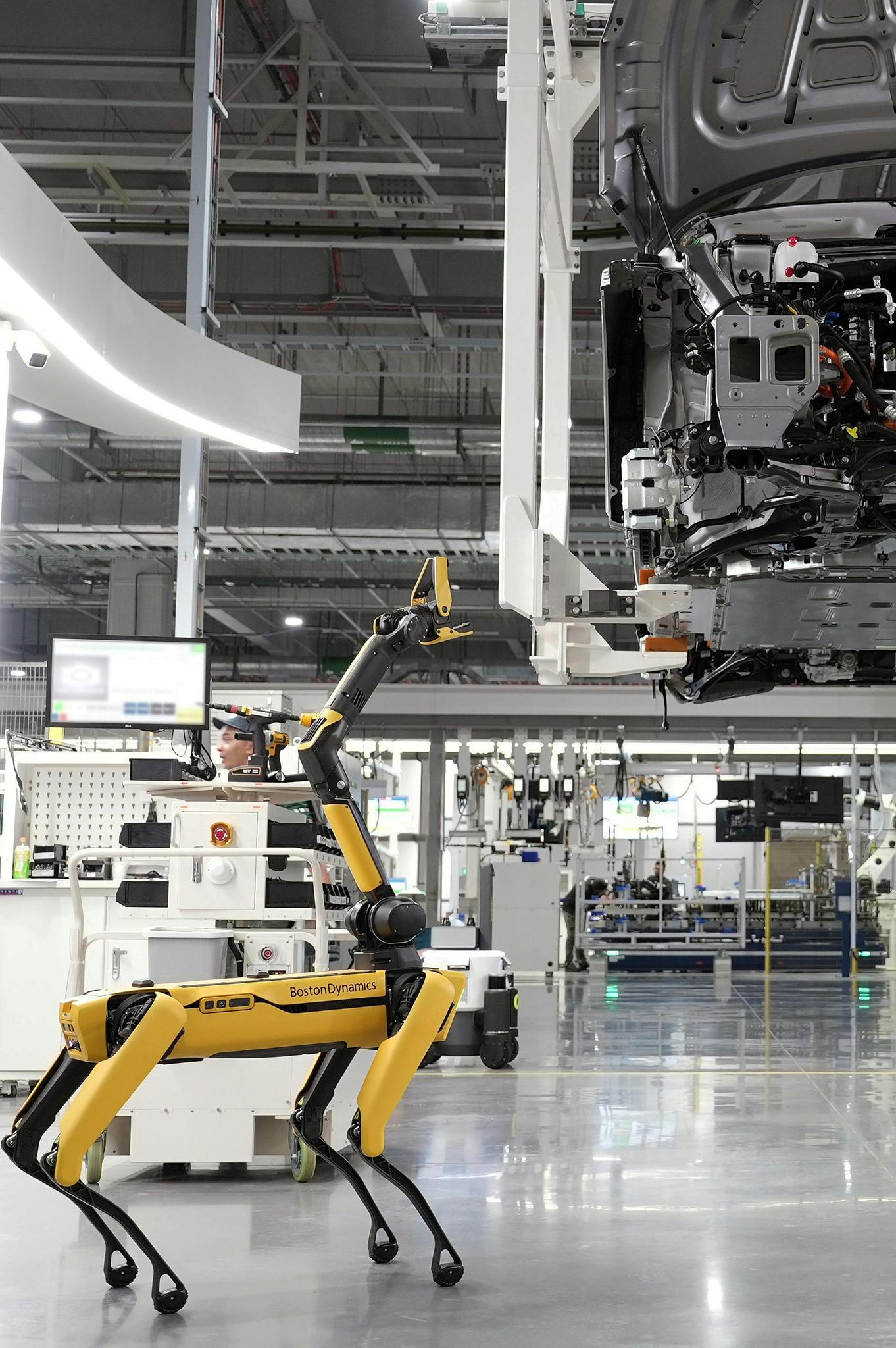 Photo by Hyundai Motor Group : https://www.pexels.com/photo/boston-dynamics-robot-in-a-car-factory-19319639/
